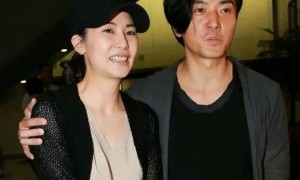 57岁郑伊健路边摊被偶遇，素面朝天气质沉稳，发型30年不变！
