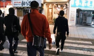 郑恺带三岁儿子骑行，父子正脸神似，苗苗勤快在家侍弄六块小菜地