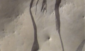 火星神秘条纹成因新说：风与尘埃的“杰作”