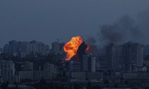 俄报复乌克兰“蛛网”行动：大规模出动无人机和导弹，“攻击全境”致死伤
